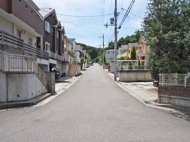 町の中央部を東方向から見た景色。町の中は緩やかではありますが、坂道が多いです。