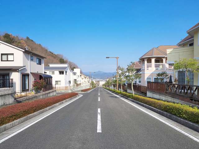 町の東端を走る主要道路。歩道には街路樹・植え込みが整備され、きれいな町並みを形成。