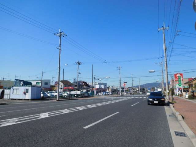 町の南端には片側2車線の主要道路が通っています。