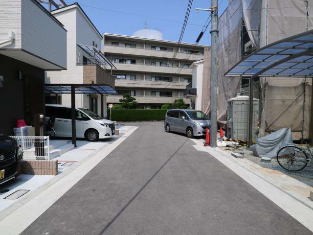 戸建やマンションなどが混在しています。