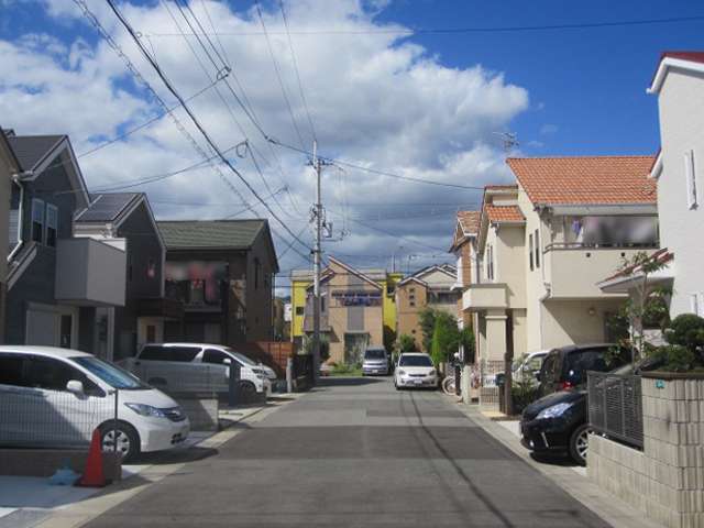 町の西部を北方向から見た景色。比較的新しい一戸建てが多く並んでいます。