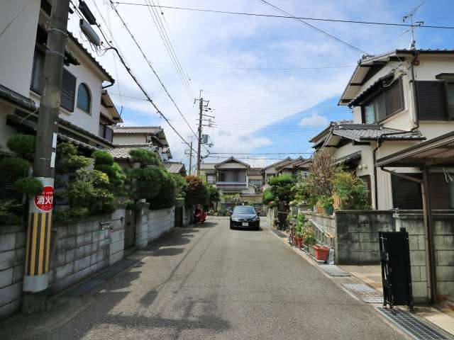 町の南西部を北東方向から見た景色。こちらはやや古風な一戸建てが多く見られます。