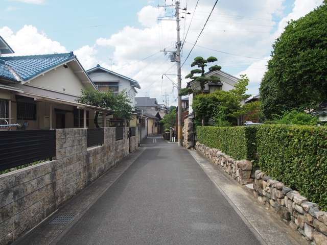 道幅は狭いですが、昔ながらの趣のある一戸建てが多く立ち並んでいます。生垣も多く緑豊かです。