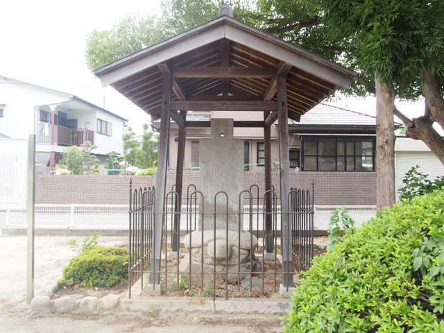 鴻池は清酒発祥の地です。地名は酒造で財をなした鴻池家に由来します。児童公園には鴻池家について記された『鴻池稲荷祠碑』があります。