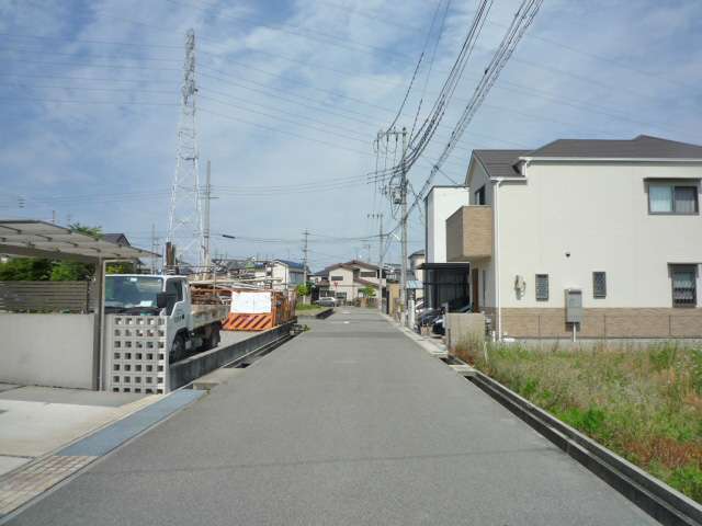 町の中央部を西方向から見た景色。一戸建てが多く並んでいますが、田畑も少し残っています。