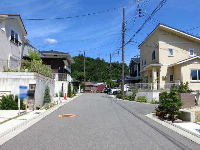 山の緑に囲まれた自然豊かな住環境が魅力。