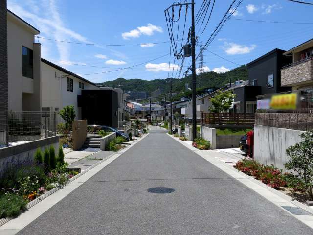 敷地の広い一戸建てが整然と立ち並ぶ閑静な街並み。