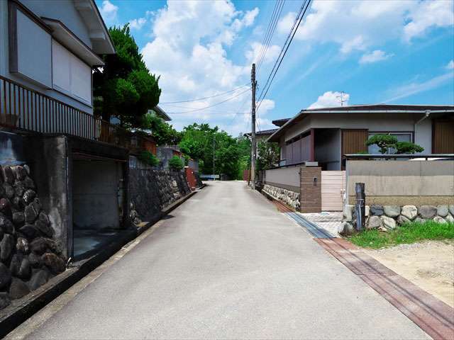 町の北部を南東方向から見た景色。高台に一戸建てが整然と並んでいます。