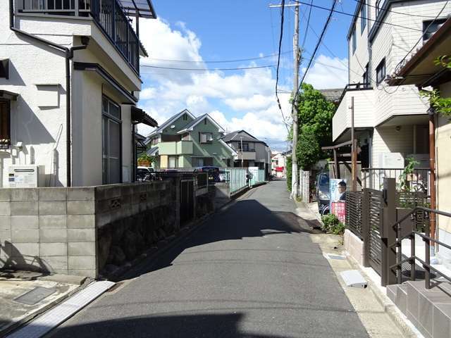 狭く入り組んだ道が多いですが、閑静な住環境が魅力です。