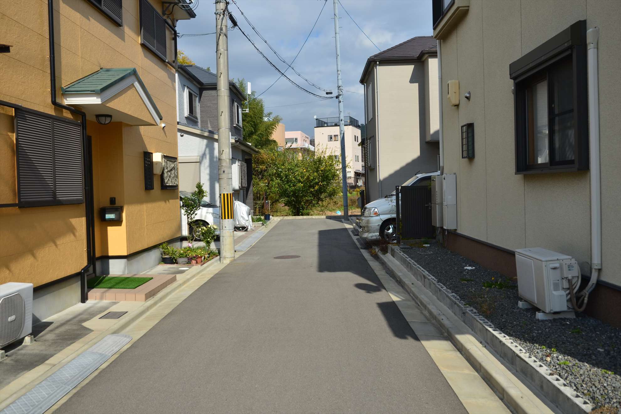 道幅は狭く、入り組んでいます。