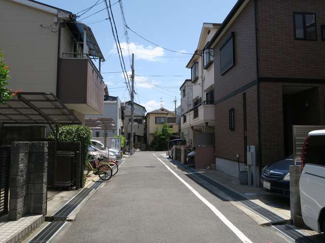 町の中央部を西方向から見た景色。一戸建てが中心に並んでいます。