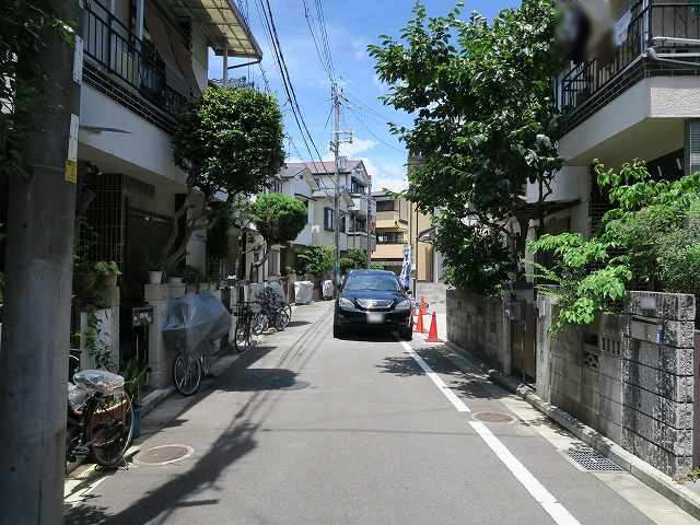 町の中央部を南方向から見た景色。生垣や植栽のある家が多いです。