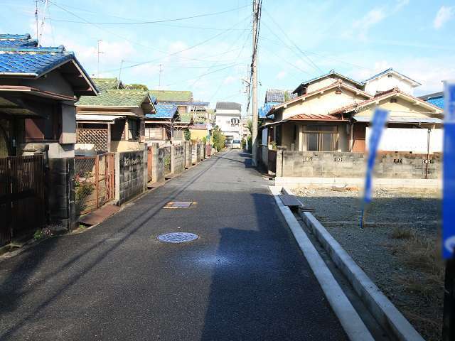 町の南部を南方向から見た景色。道幅の広い街路沿いに一戸建てが並んでいます。