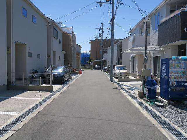 町の北東部を東方向から見た景色。一戸建ての分譲地が広がっています。
