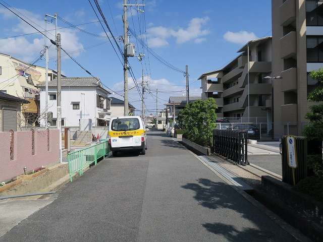 一戸建てやマンションなどが立ち並んでいます。
