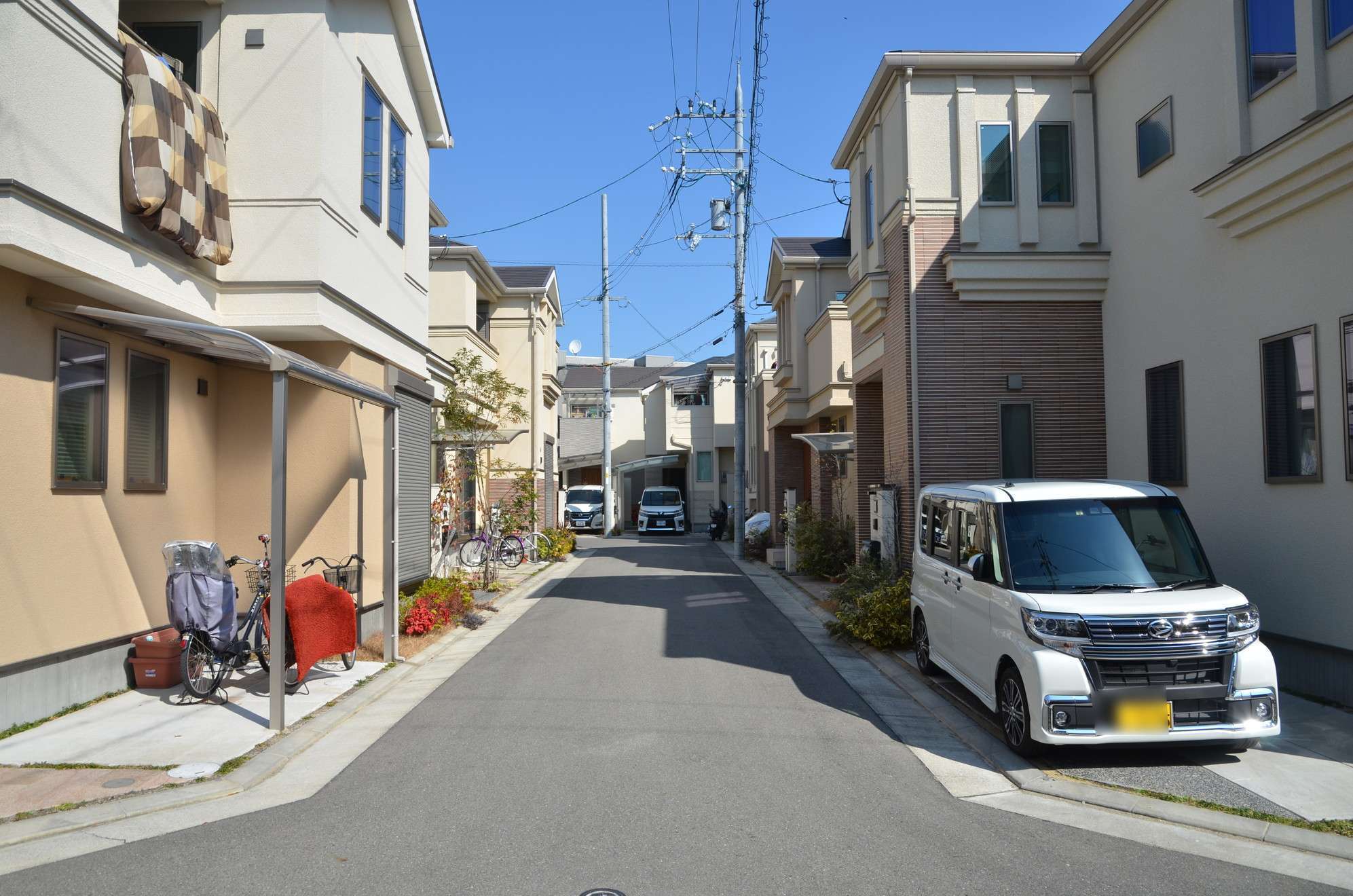 町の南西部を北方向から見た景色。一戸建ての分譲地が広がっています。