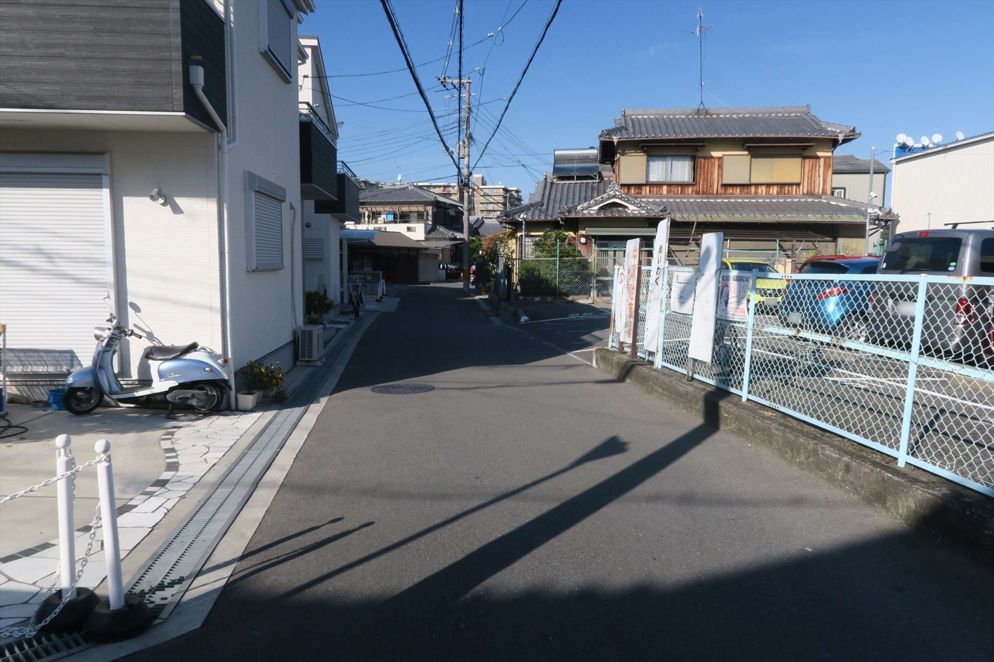 道幅は狭く、入り組んでいます。