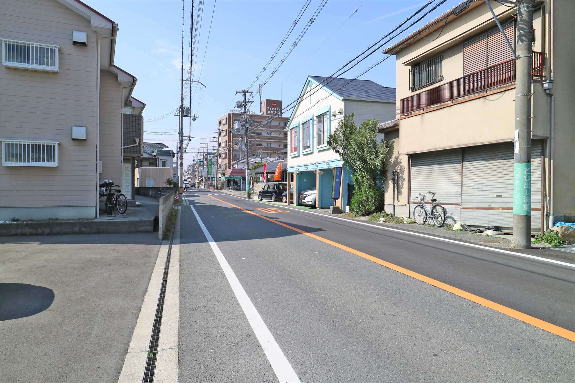 主要道路沿いには一戸建てに加えて、マンションも並んでいます。