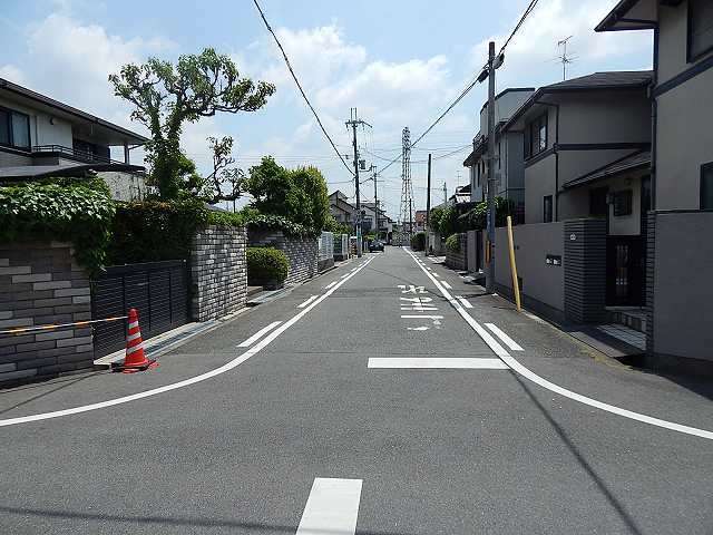 第1種低層住居専用地域が中心で、一戸建てが中心に並んでいます。