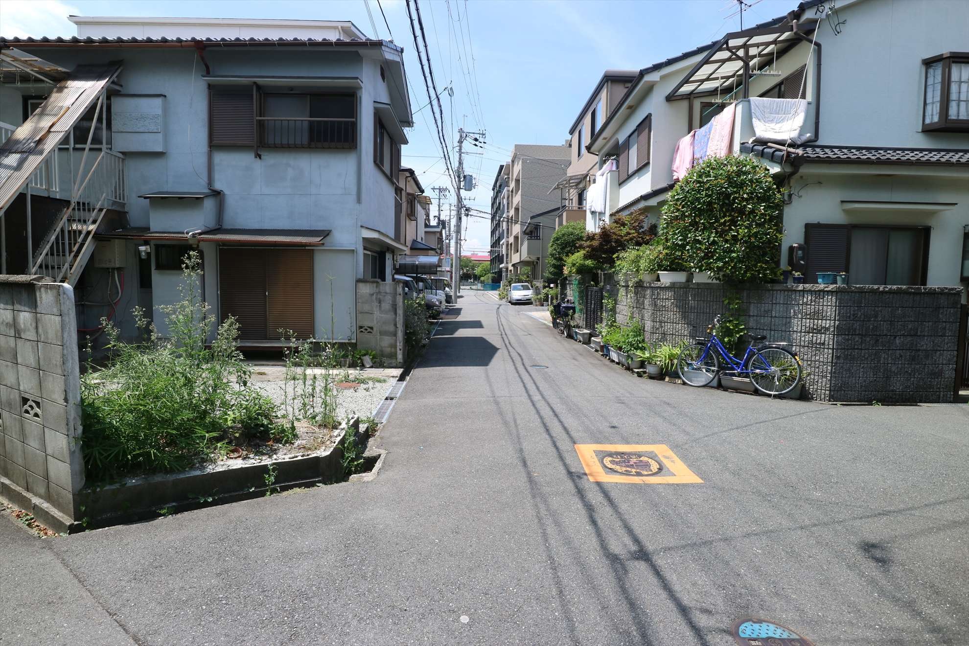 住宅街の中は入り組んだ印象の街並みです。