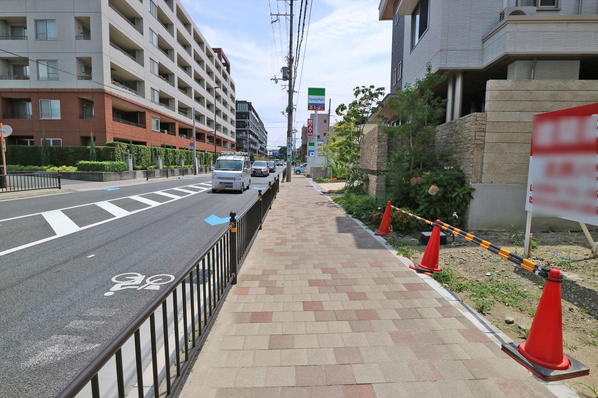 街の北側を東西に走る道路。