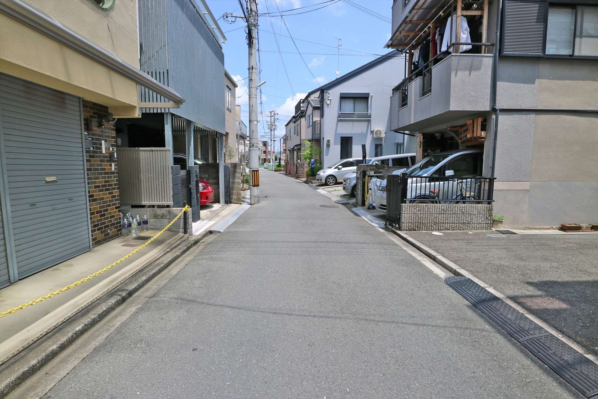 一戸建てが多く立ち並ぶ住宅地。地勢は平坦で、自転車での移動もスムーズです。