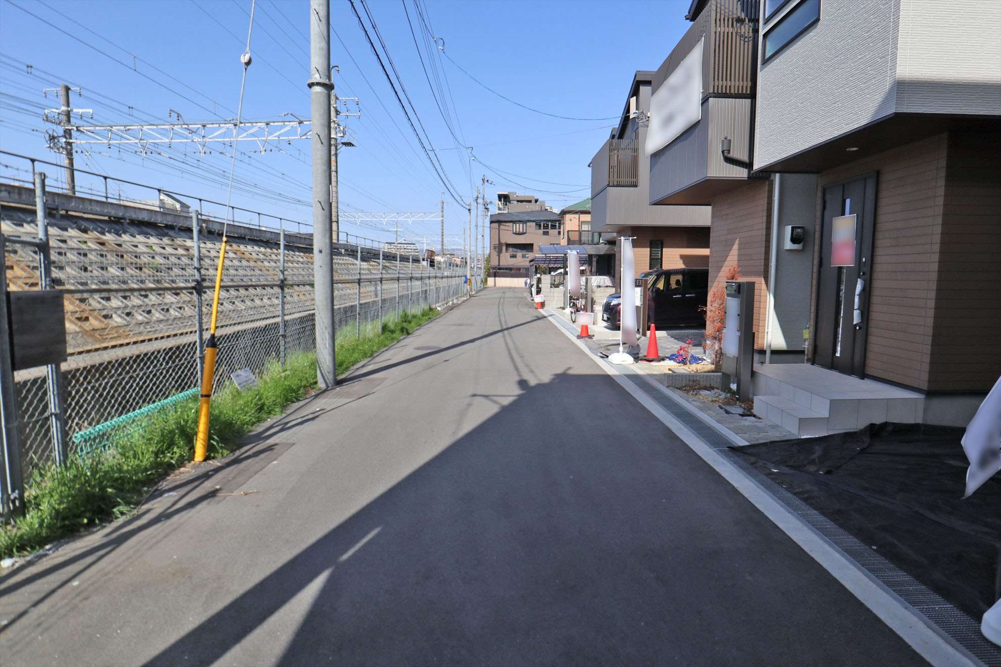 町の西側にJR京都線の線路が通っています。