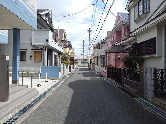 道幅は狭いですが、区画の整った住宅地です。