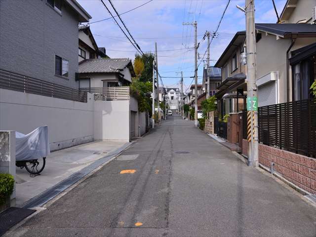 第1種低層住居専用地域が広がり、一戸建てが多く並んでいます。