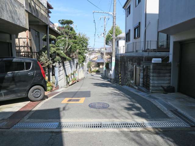 町の中央部を南方向から見た景色。丘陵地にあるため、坂道が多いです。
