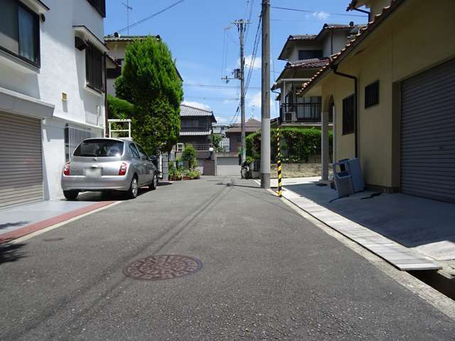 町の東部を南西方向から見た景色。第1種低層住居専用地域に指定され、一戸建てが多く並んでいます。