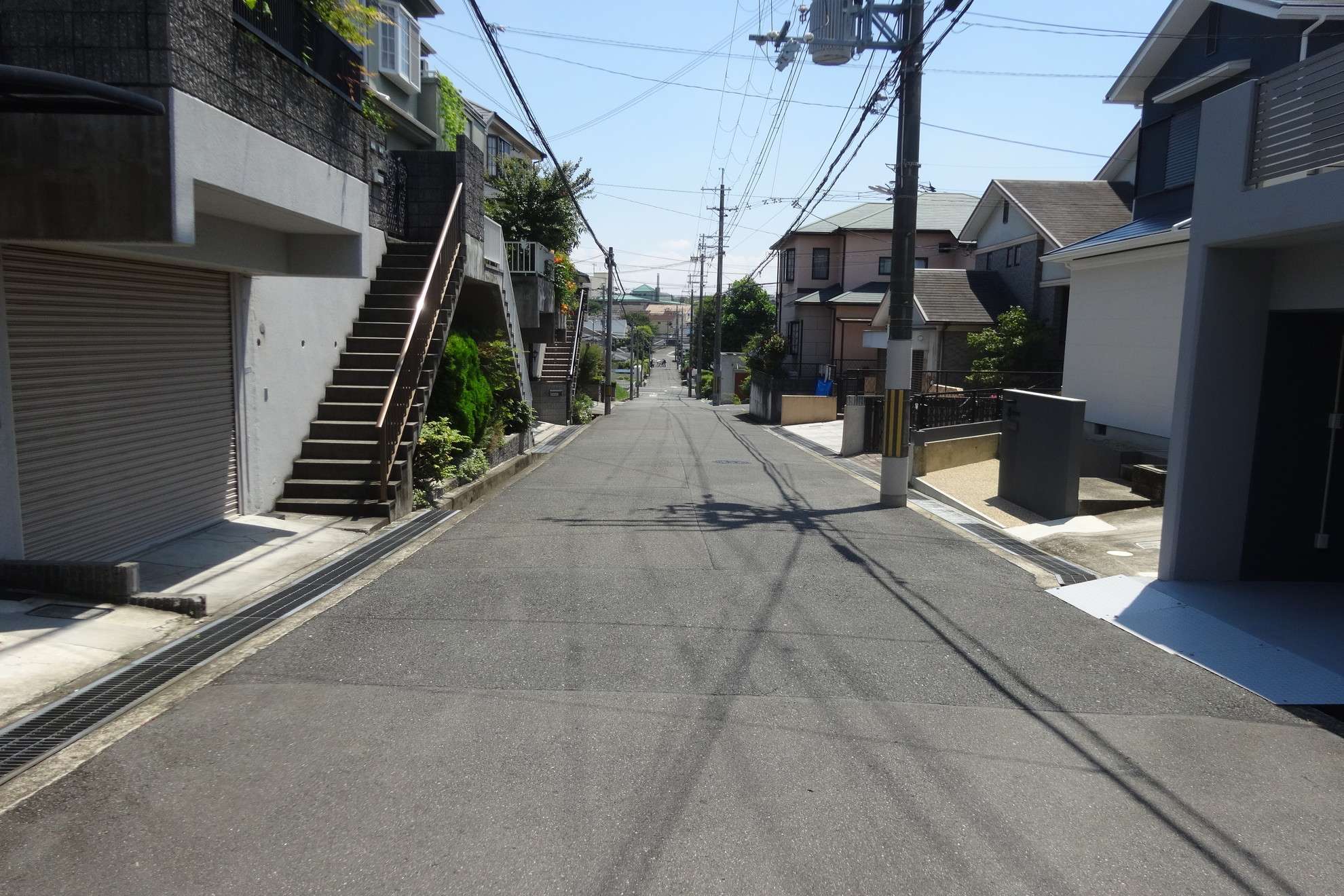 生垣や植栽のある家が多く、町中でも緑を感じることができます。