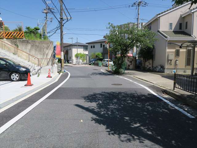 町の全域が第1種低層住居専用地域に指定され、一戸建てやハイツが多く並んでいます。
