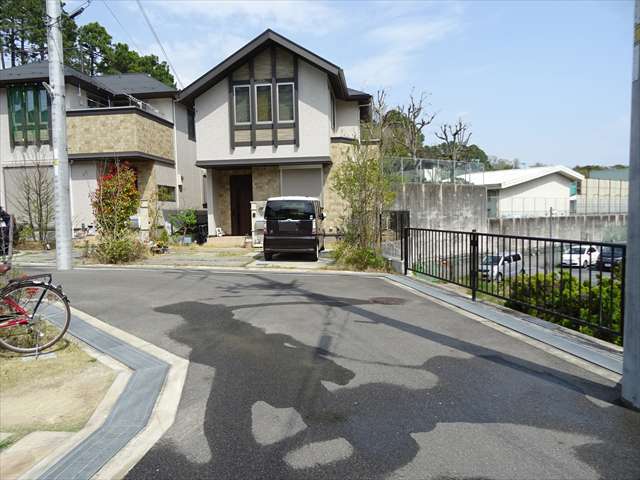 街路は道幅が狭く急カーブが多いため、車の運転には注意が必要。