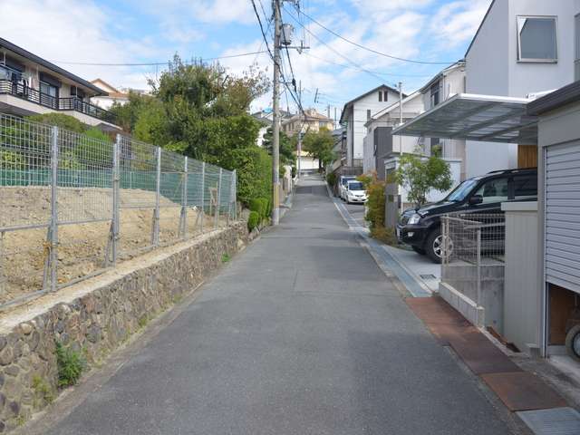 街中にはやや坂があります。