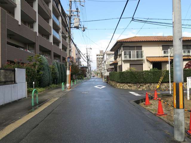町の北西部を南方向から見た景色。一戸建てやマンションなどが混在しています。