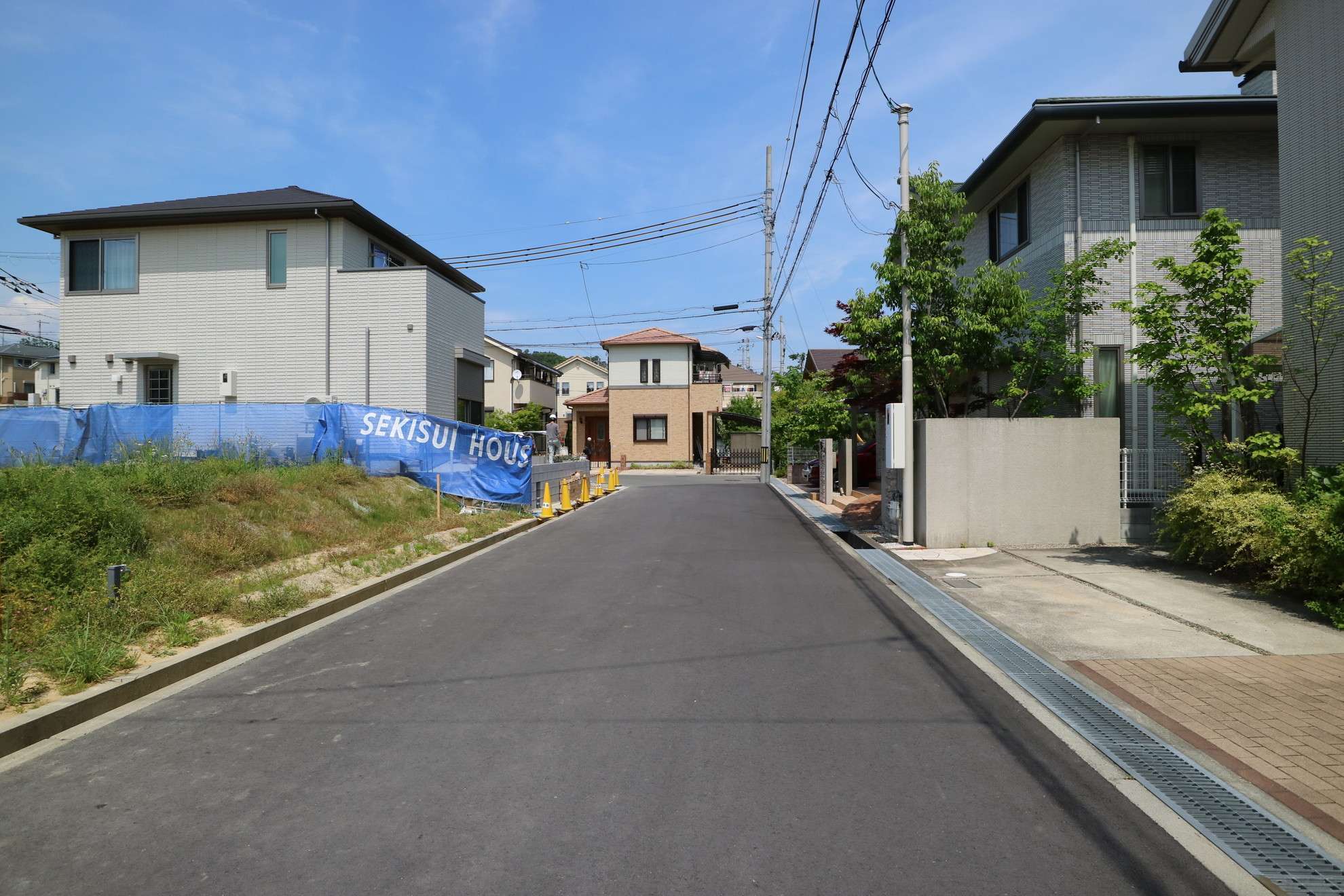 町の南東部を西方向から見た景色。第1種低層住居専用地域に指定され、一戸建てが中心に並んでいます。