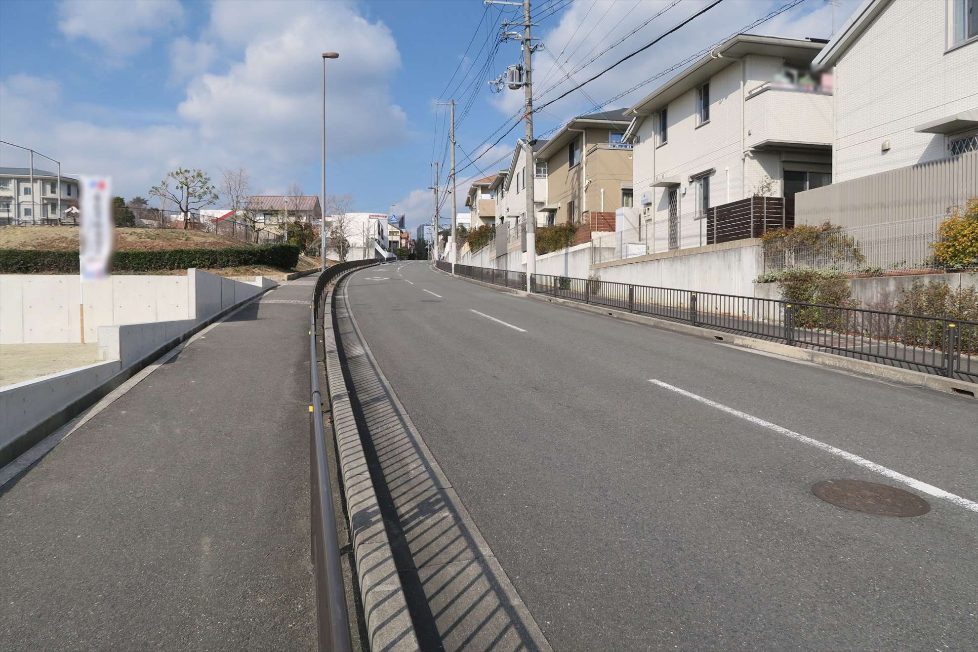 町の南東部を南東方向から見た景色。南北に走る道路は坂道が多いです。