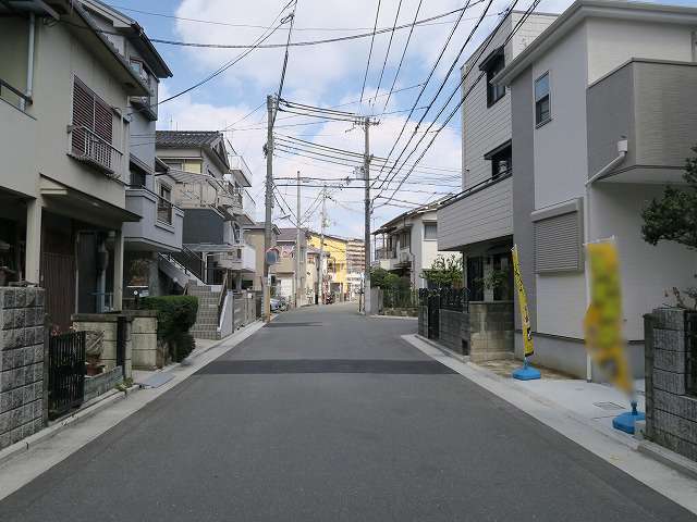 町の西部を南方向から見た景色。道幅の狭い街路沿いに一戸建てが並んでいます。
