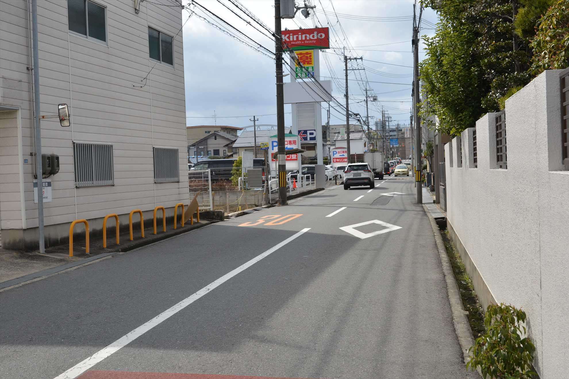 町の北側には、店舗も多く建っています。