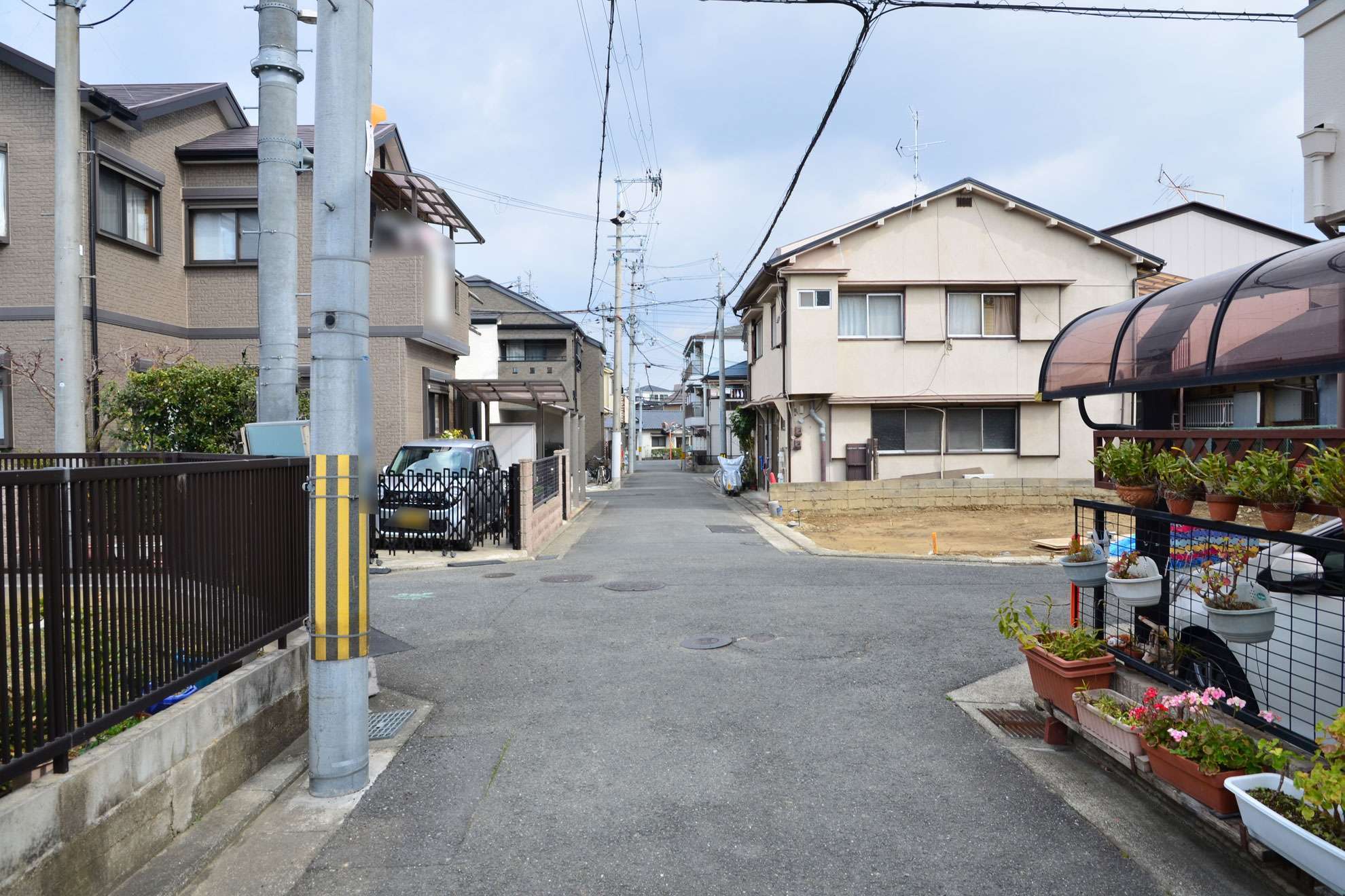 町の南東部を南西方向から見た景色。道幅が狭い街路沿いに一戸建てが並んでいます。