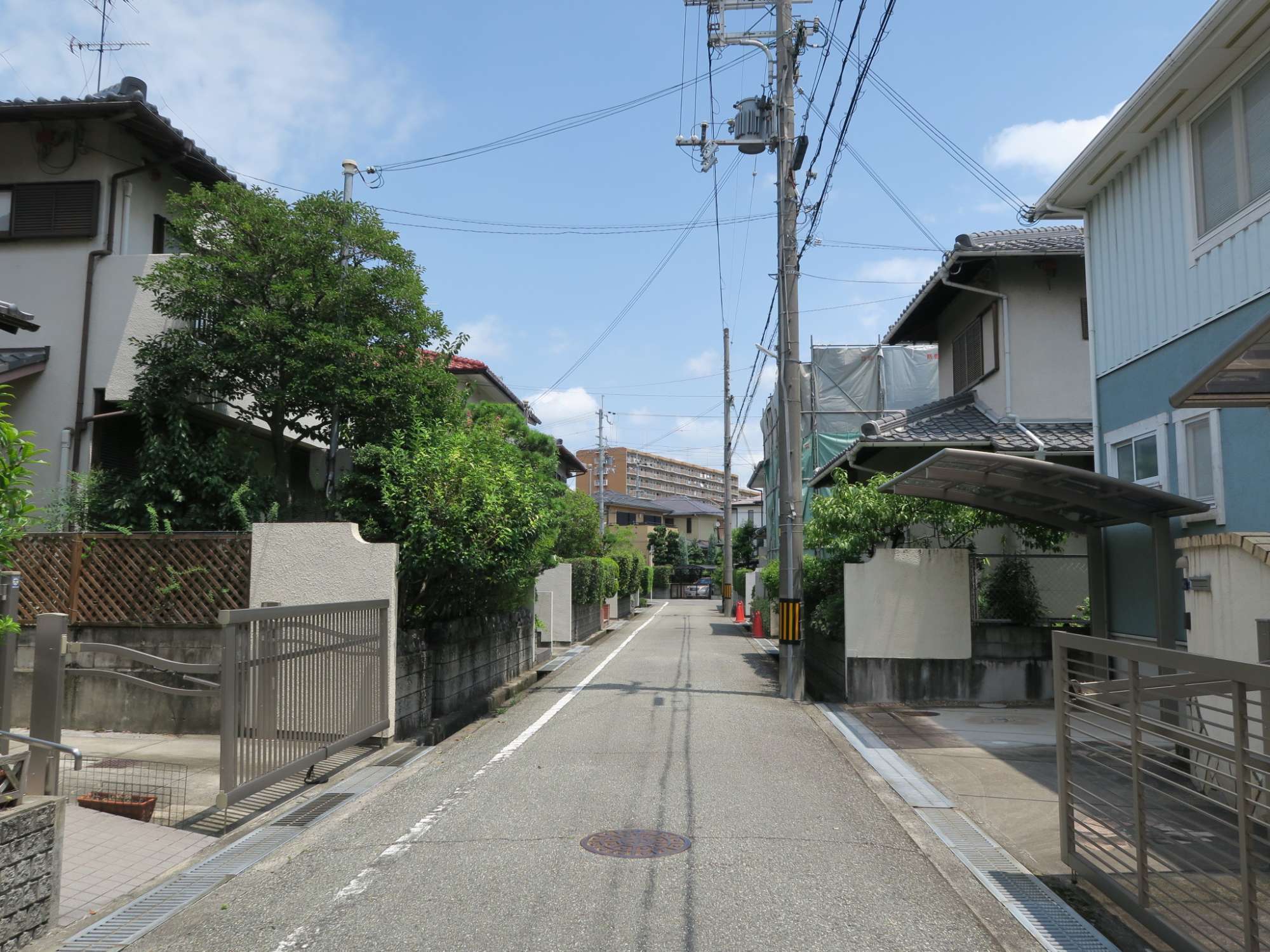 第1種低層住居専用地域が広く、一戸建てが中心に並んでいます。