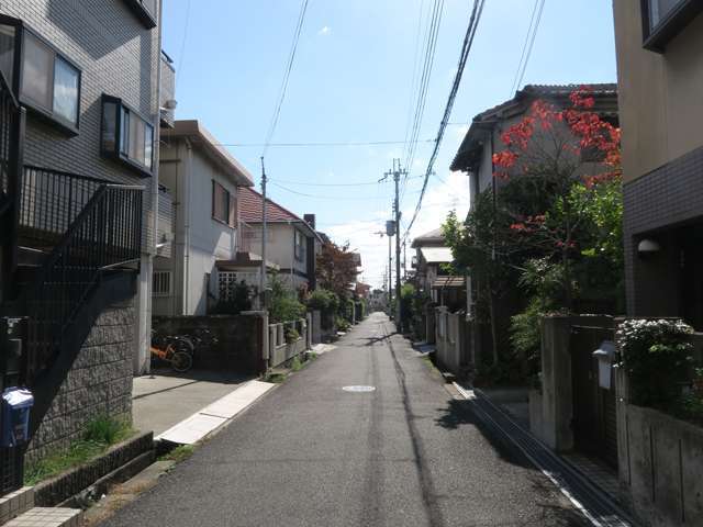 町の北東部を北方向から見た景色。道幅の狭い街路沿いに一戸建てが並んでいます。