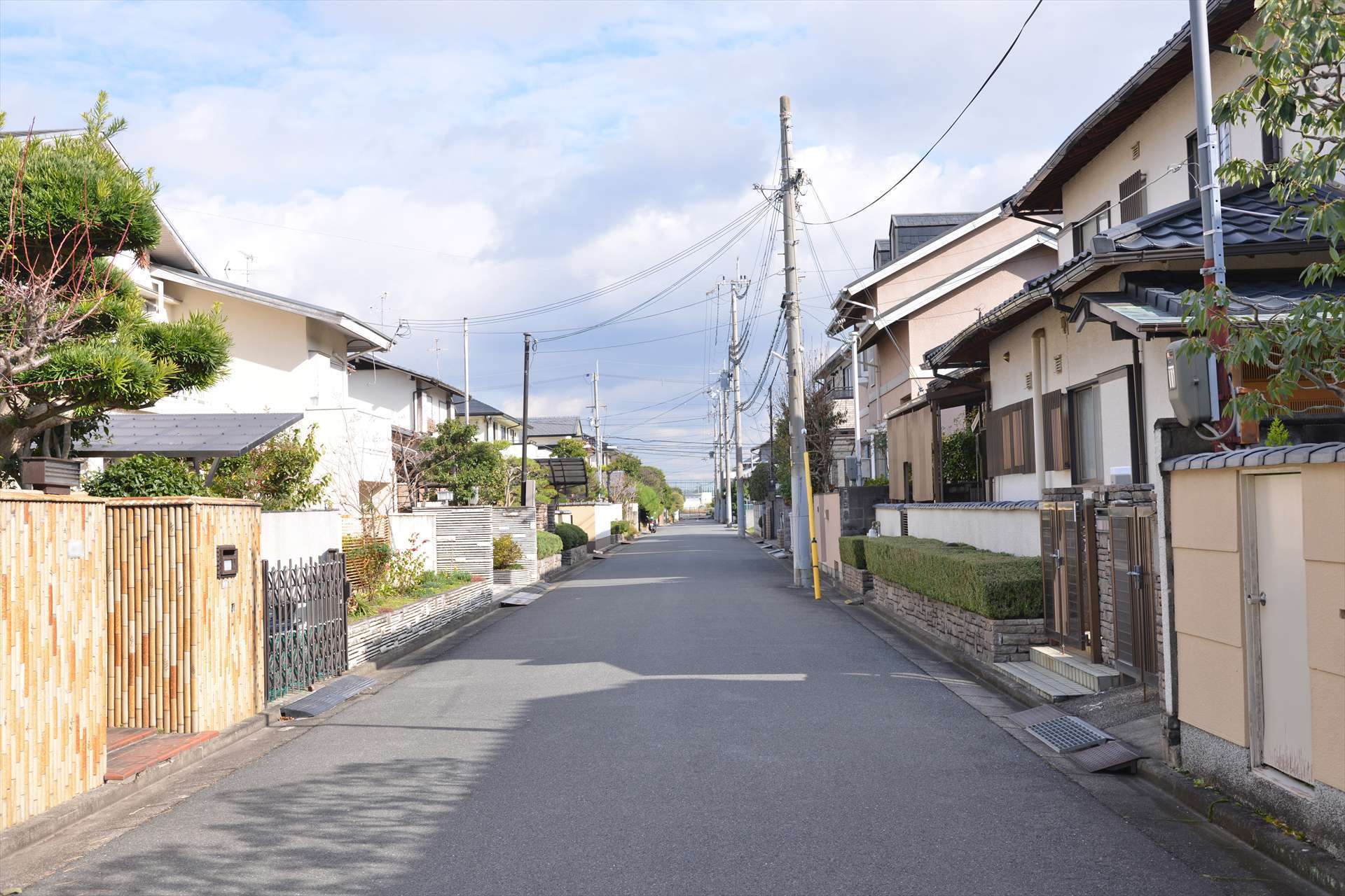 道幅は広く、生垣のある家が多いです。