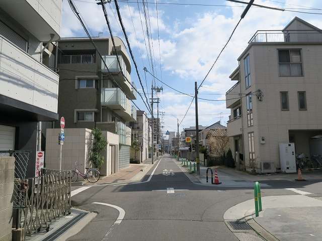 町の北部を北方向から見た景色。阪急「茨木市」駅に近い南部にはマンションもあります。