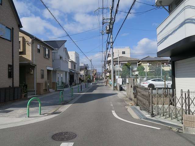 町の北西部を南方向から見た景色。道幅が狭く一方通行の街路もあります。