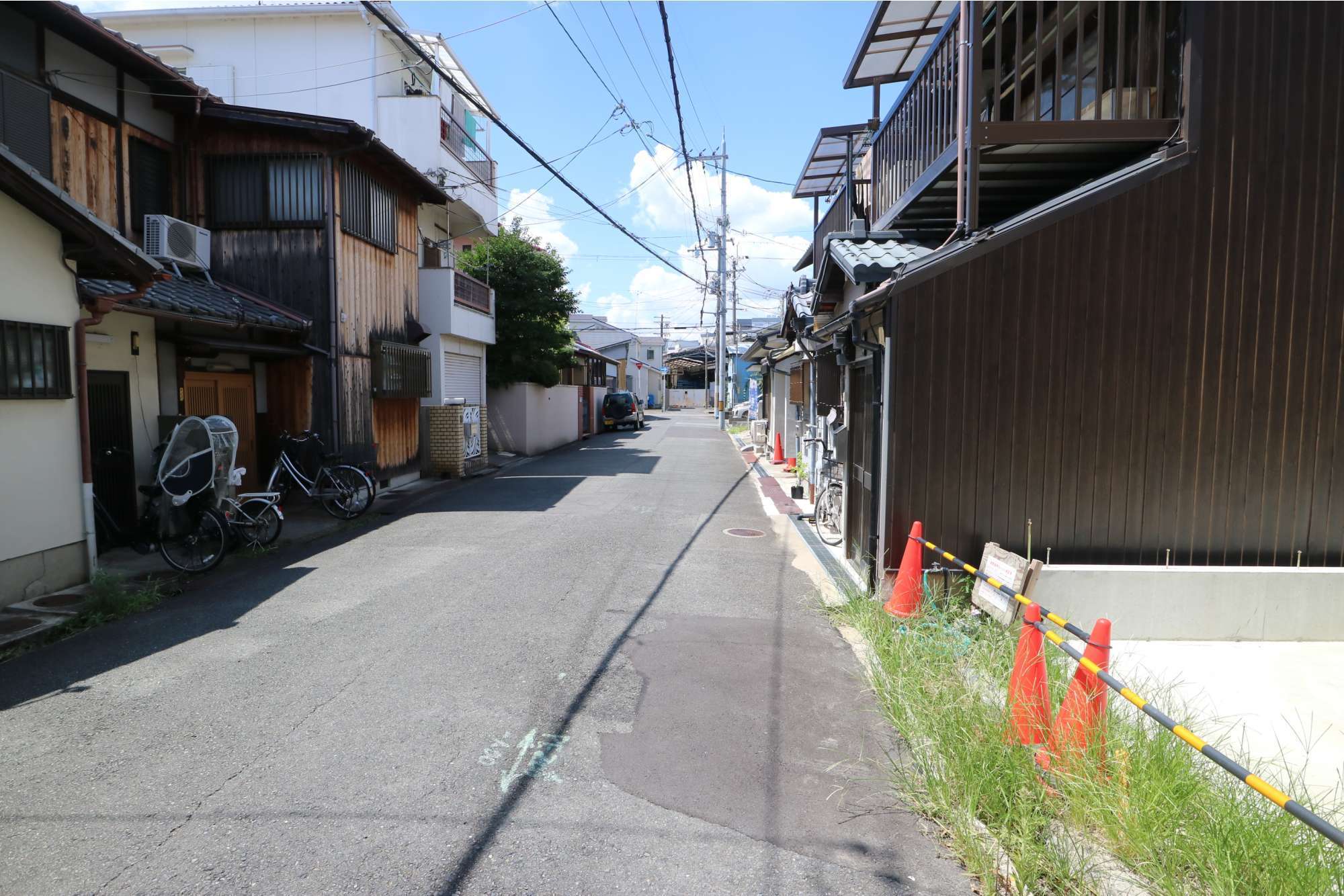 住宅地エリアは、道幅が狭く入り組んでいますが、昔ながらの落ち着いた雰囲気が魅力です。