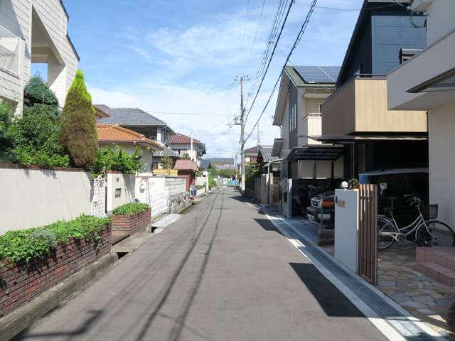 町の西部を南方向から見た景色。第1種低層住居専用地域が多く、一戸建てが中心に並んでいます。