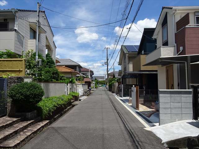 町の南西部を南方向から見た景色。生垣や植栽のある家が多いです。