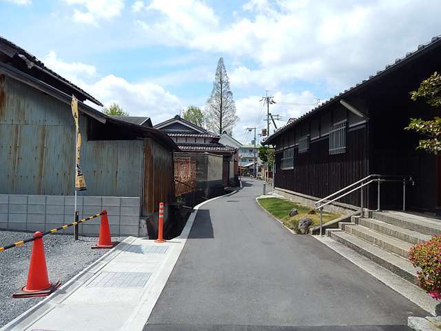 町の北部を東方向から見た景色。道幅の狭い街路沿いに昔ながらの一戸建てが並んでいます。